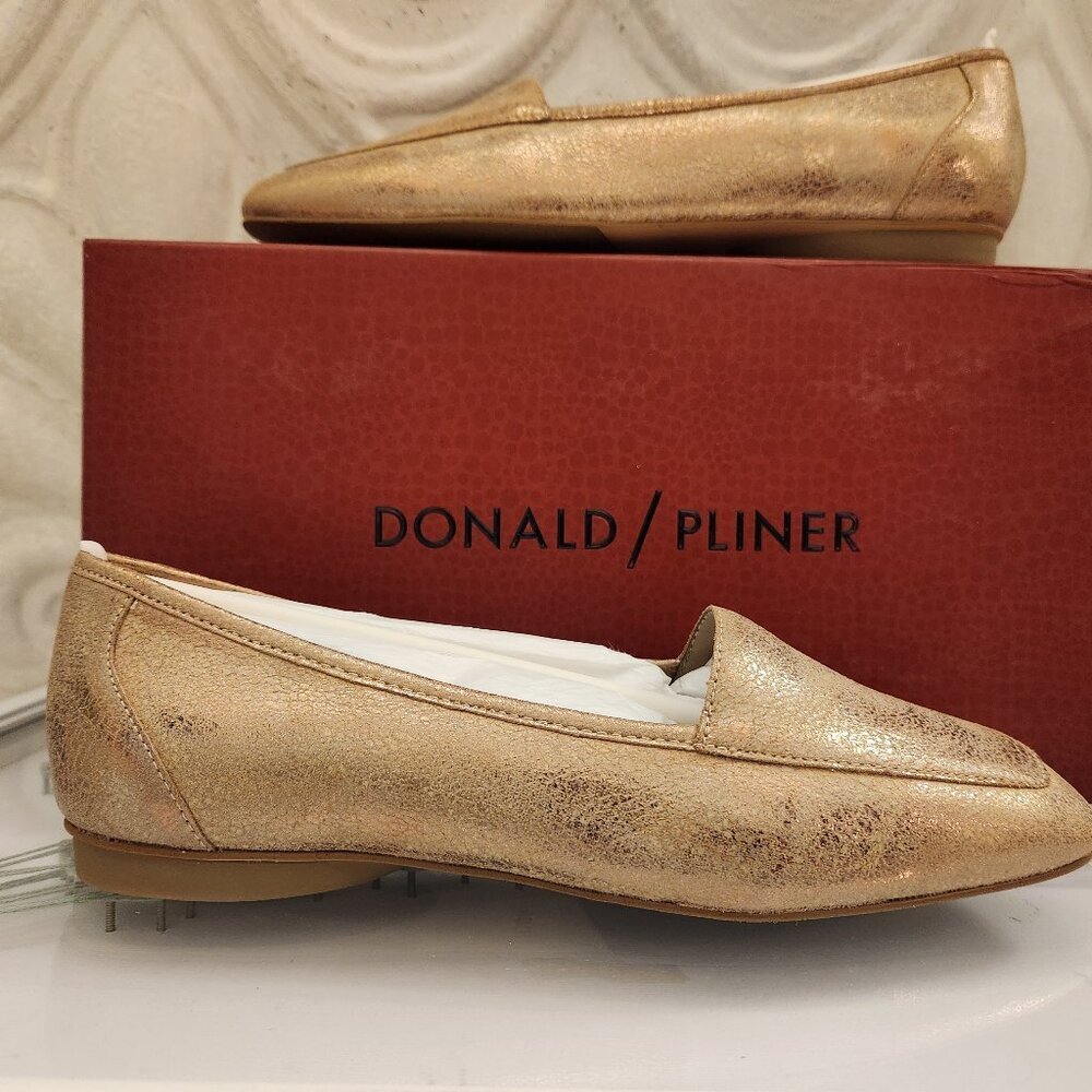 Donald Pliner Bronze Leather Flats. NIB. Size 6